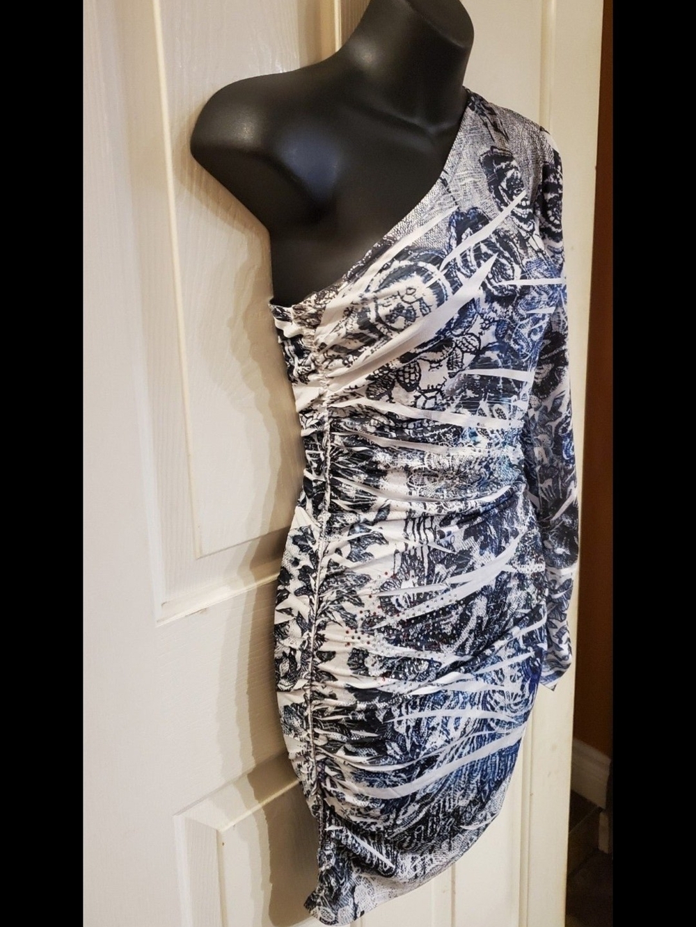 Cristinalove One-Shoulder Navy and White Abstract Bodycon Dress - Picture 5 of 9